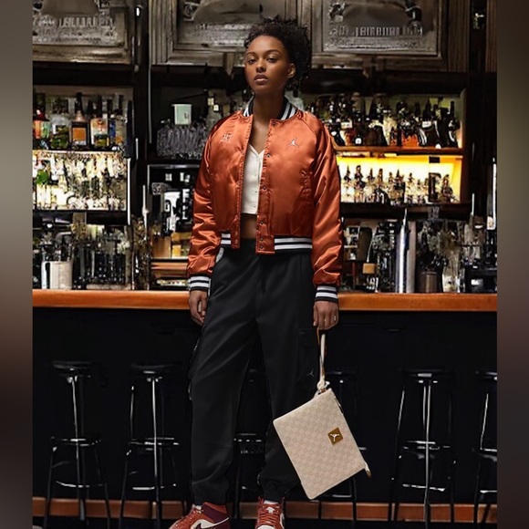 Jordan Monogram Pouch • 2024 • 0.69L or 0.98L - Picture 12 of 15